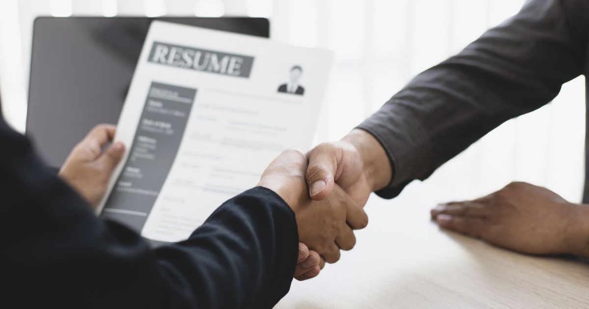 2 people shaking hands